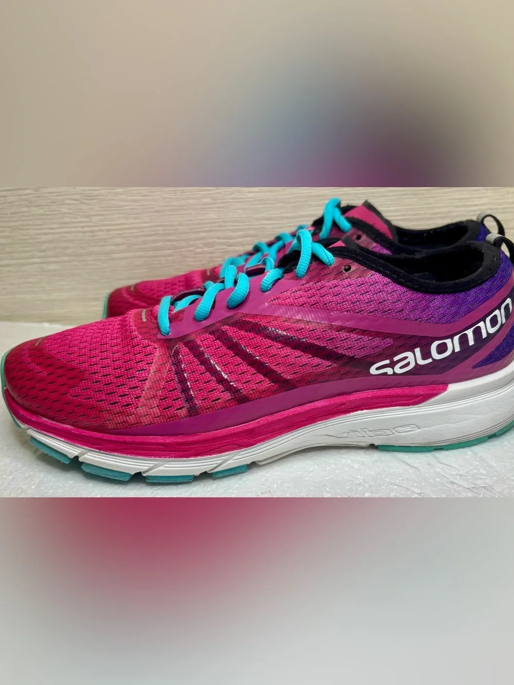 Salomon Women's Running Avenue Athletic Shoes with Turquoise Laces Size 8.5
